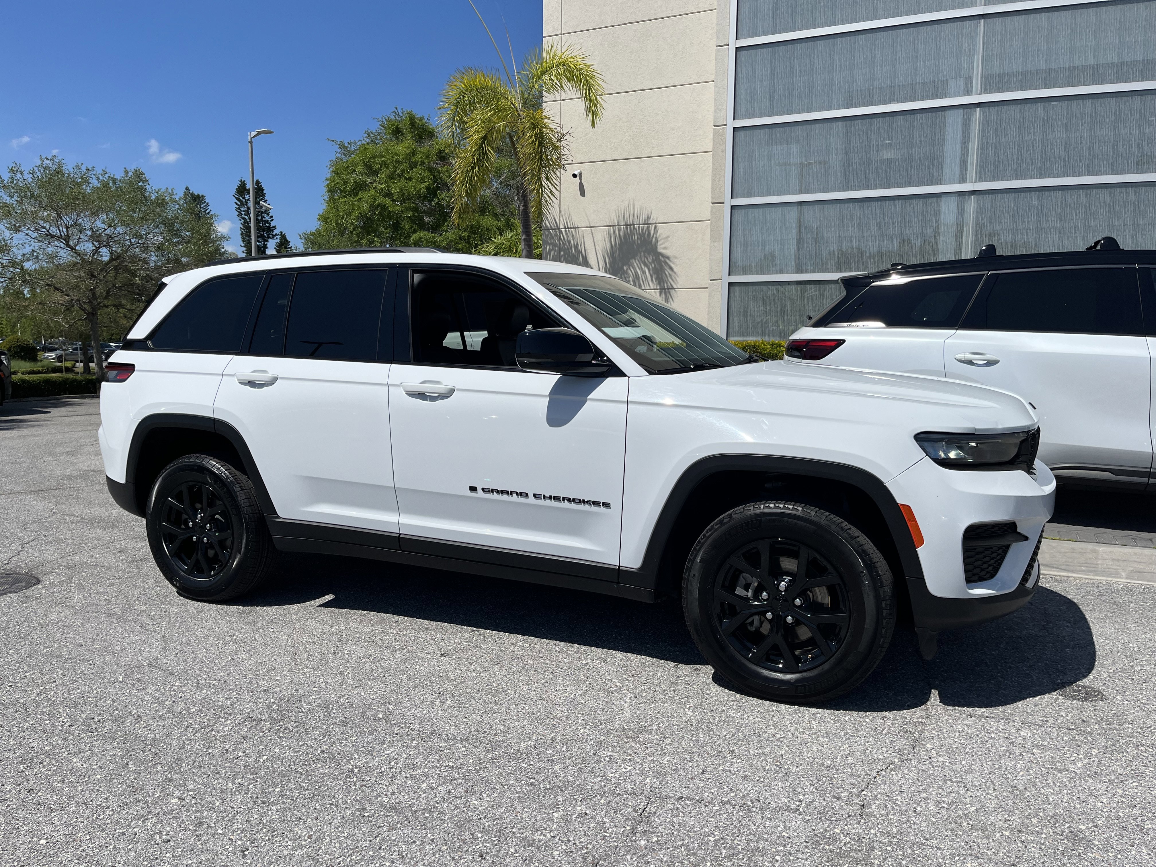 Used 2024 Jeep Grand Cherokee Altitude image 10