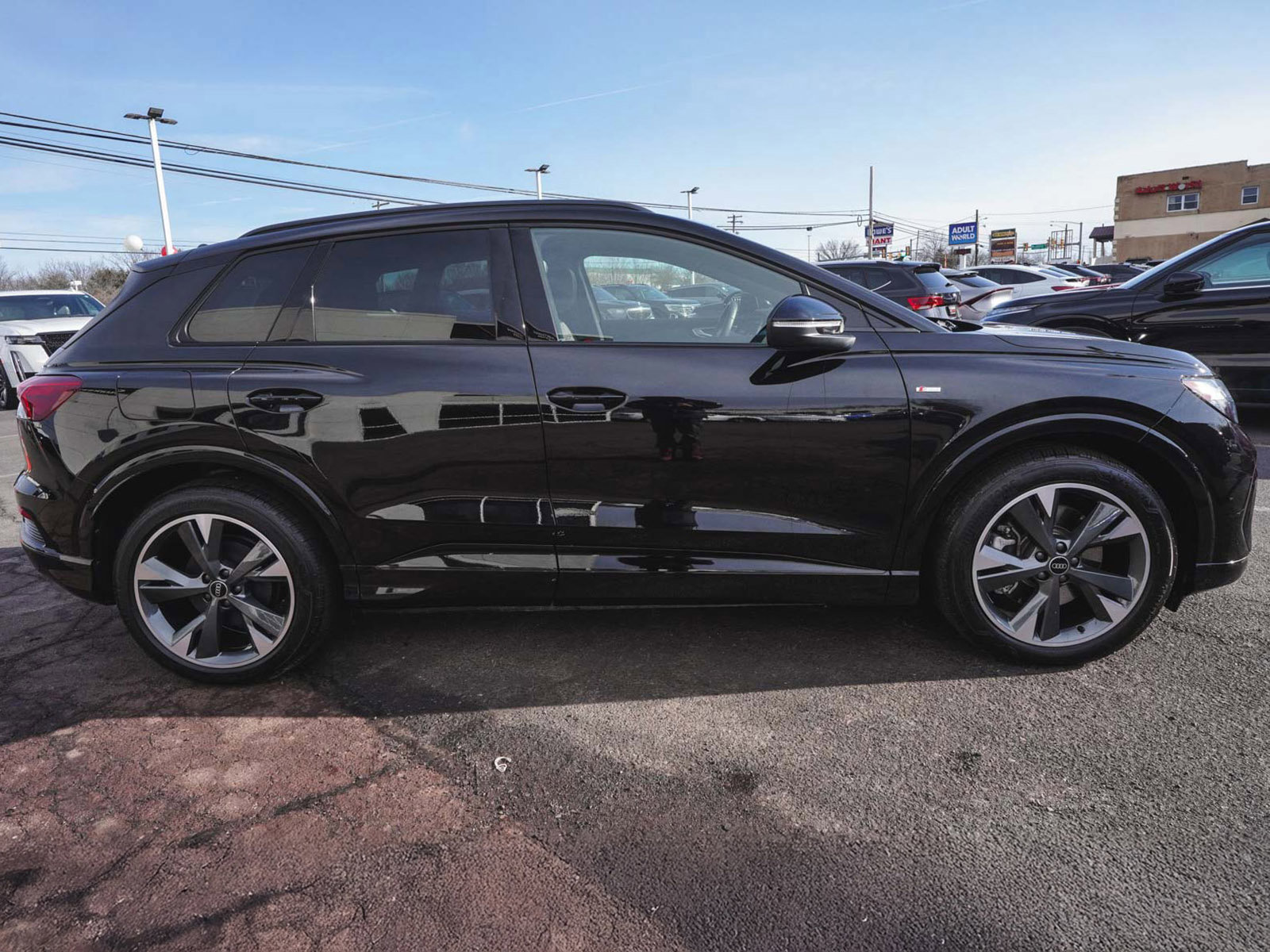 Used 2025 Audi Q4 e-tron Premium Plus image 4