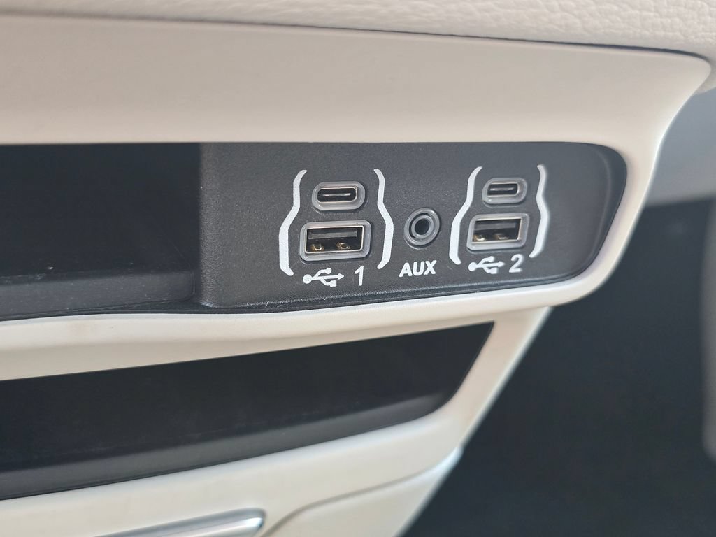 Used 2023 Chrysler Pacifica Touring-L FWD image 28