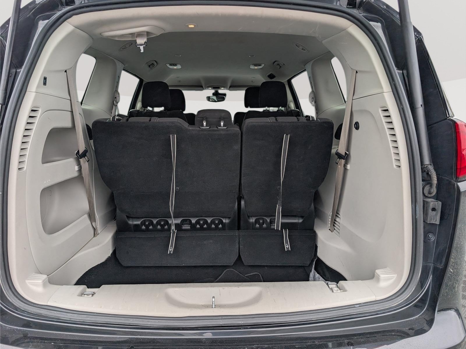 Used 2023 Chrysler Voyager LX FWD image 13