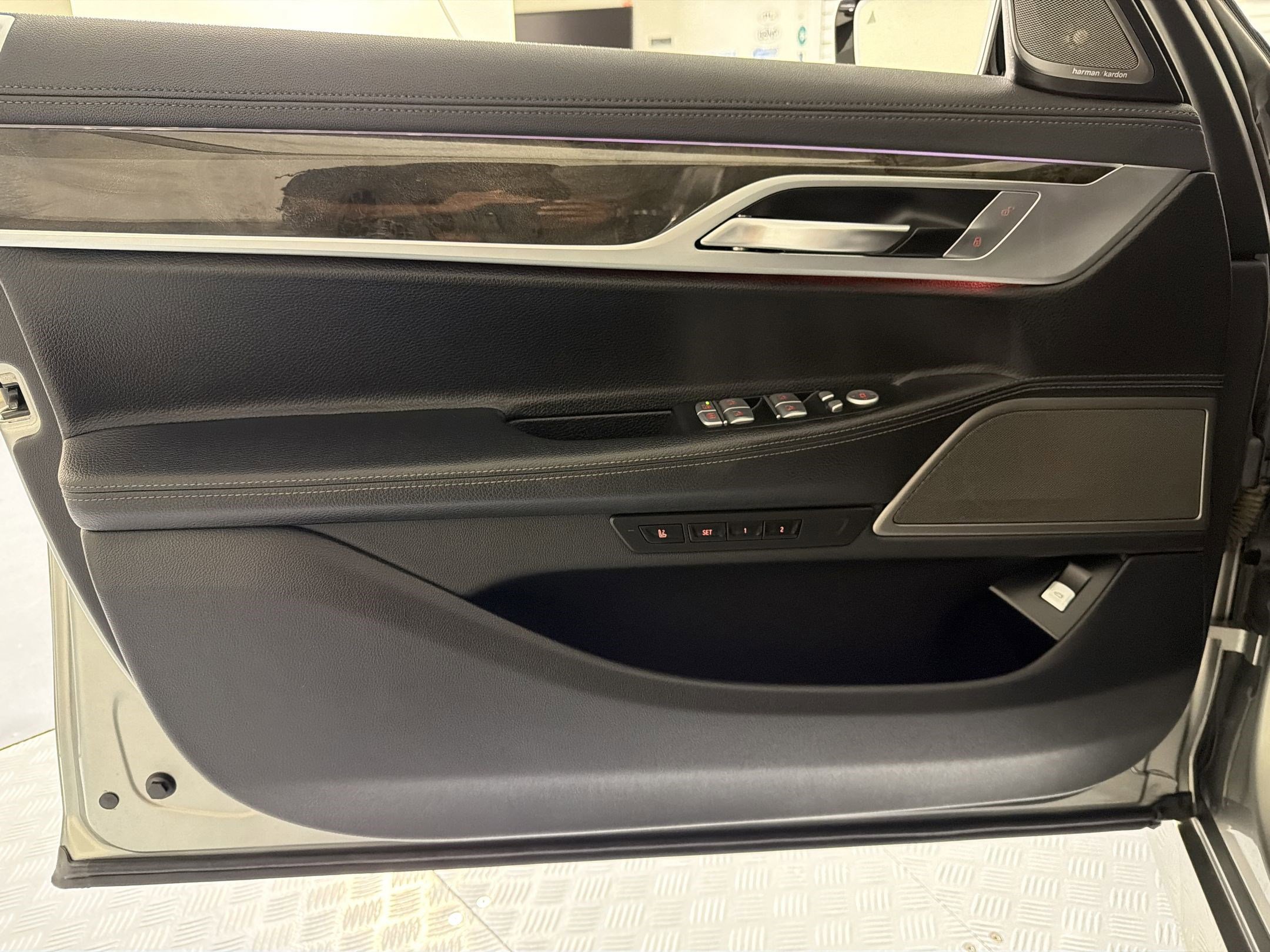 Used 2020 BMW 740i w/ M Sport Package RWD image 10