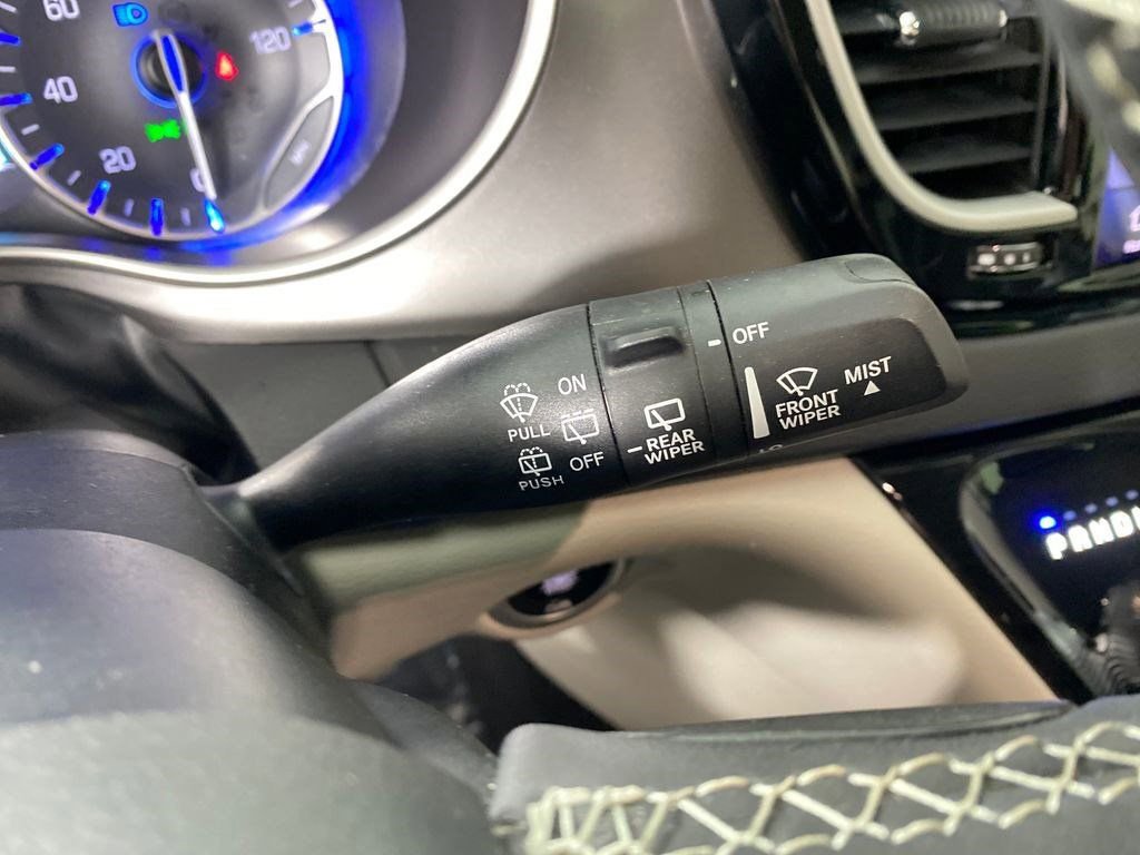 Used 2023 Chrysler Pacifica Touring-L image 16