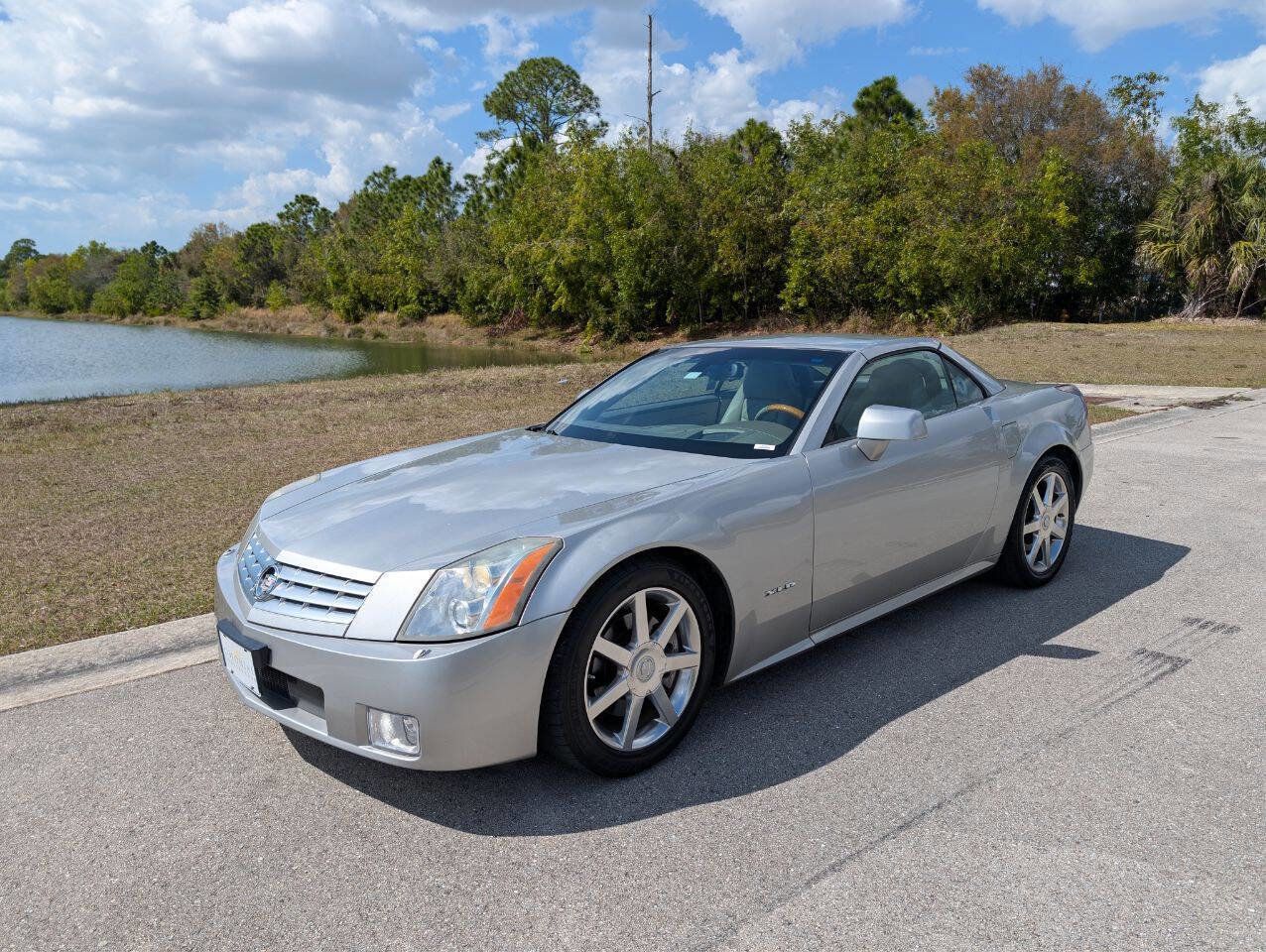 Used 2005 Cadillac XLR image 2