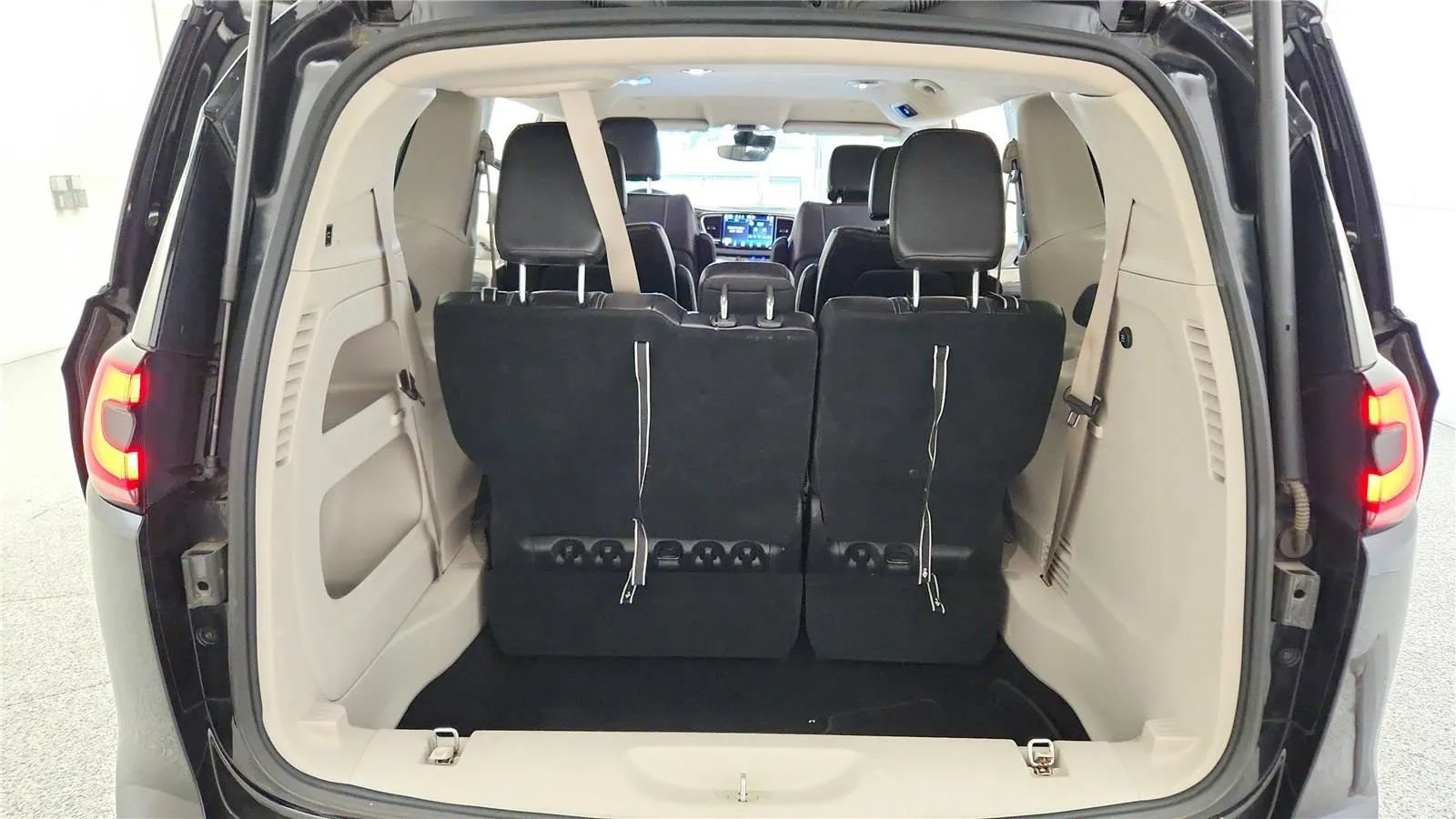 Used 2023 Chrysler Pacifica Touring-L FWD image 19