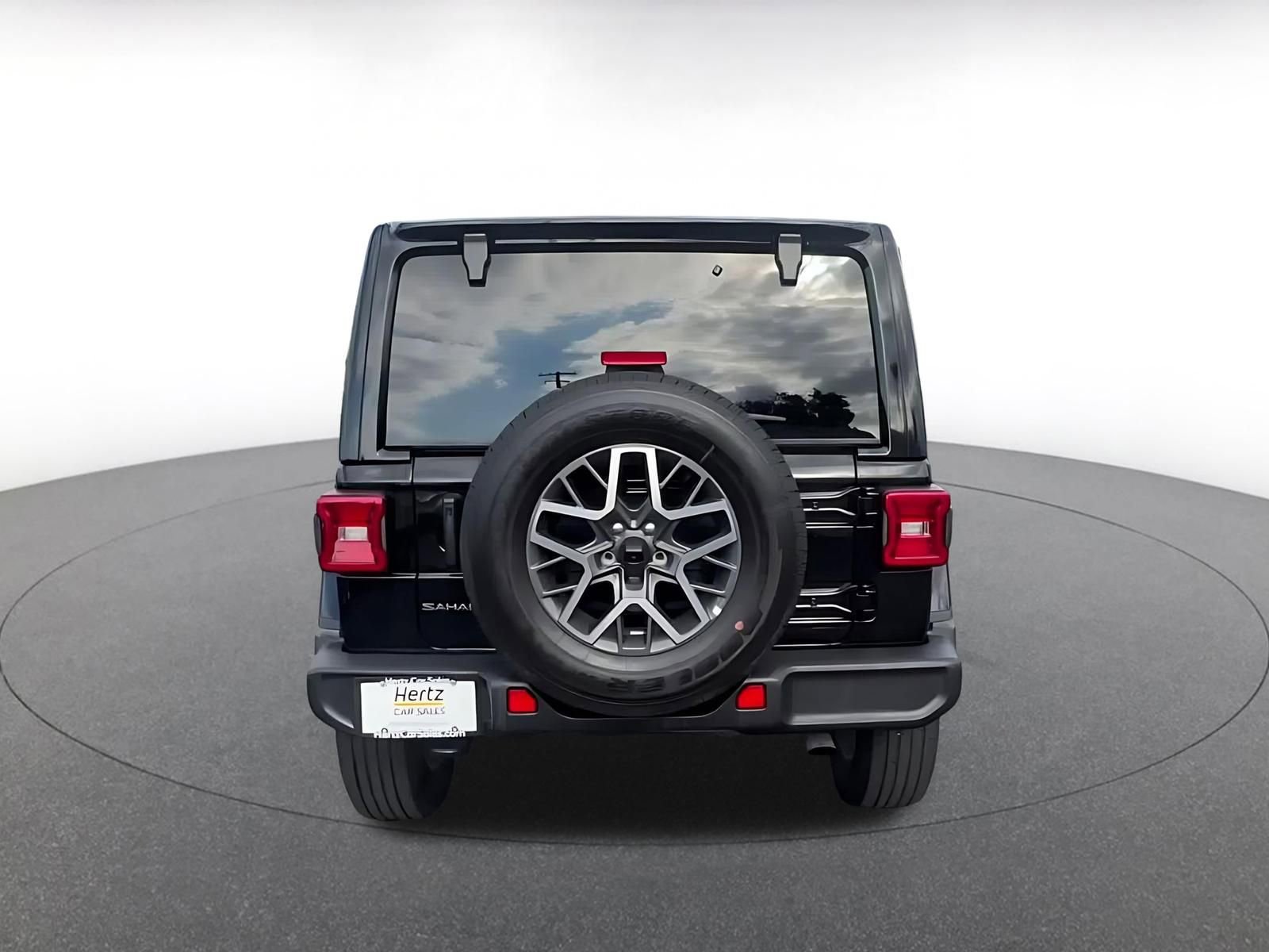 Used 2025 Jeep Wrangler Unlimited Sahara AWD/4WD image 11