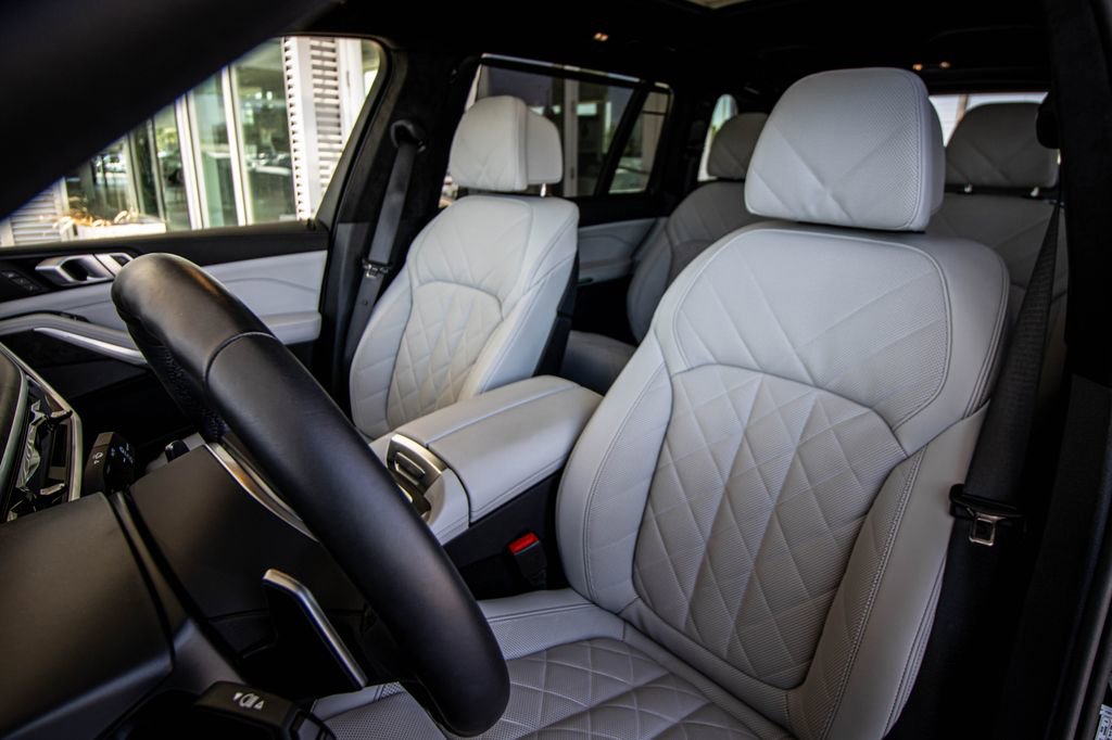 Used 2025 BMW X7 xDrive40i w/ M Sport Package AWD/4WD image 26