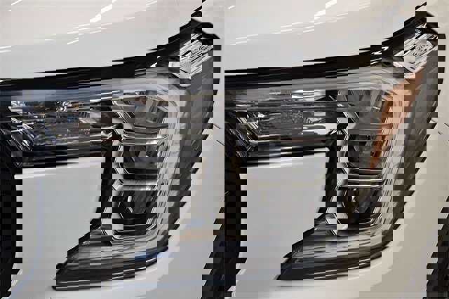 Used 2024 GMC Terrain SLT w/ Elevation Edition image 17