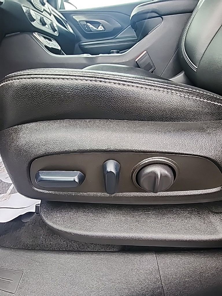 Used 2023 GMC Terrain SLT image 17