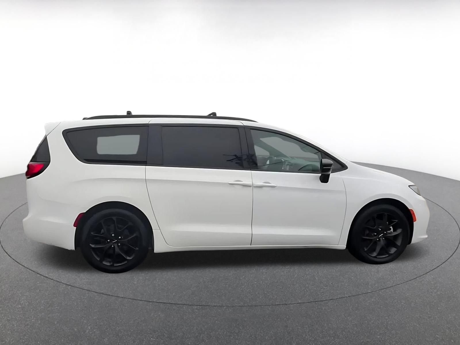 Used 2025 Chrysler Pacifica Limited FWD image 16