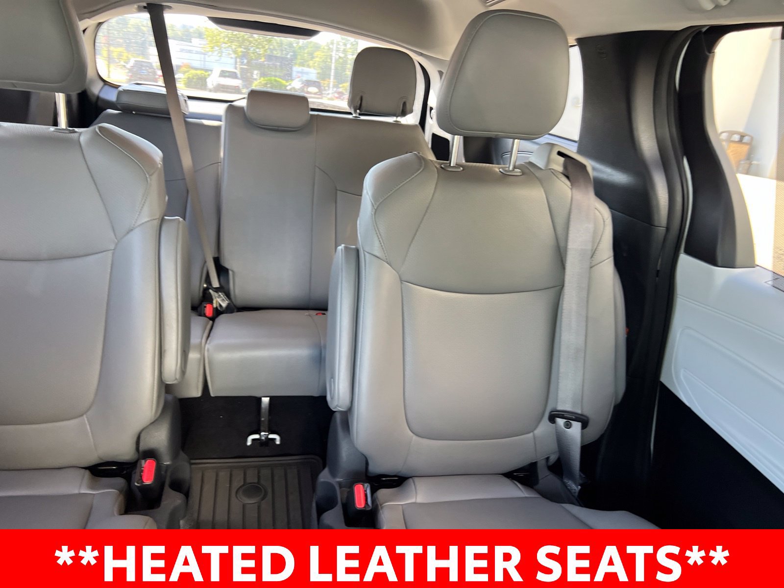 Used 2025 Toyota Sienna XLE FWD image 7