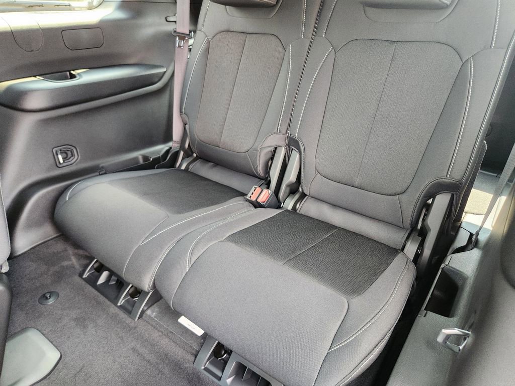 New 2025 Jeep Grand Cherokee L Laredo image 21