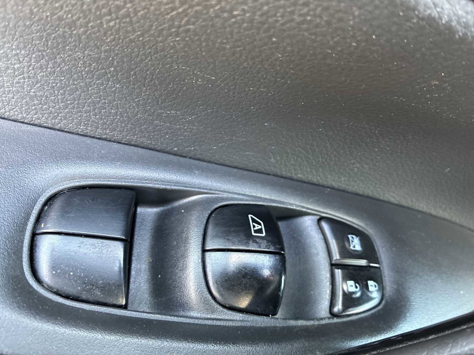 Used 2017 Nissan Rogue SV AWD/4WD image 15