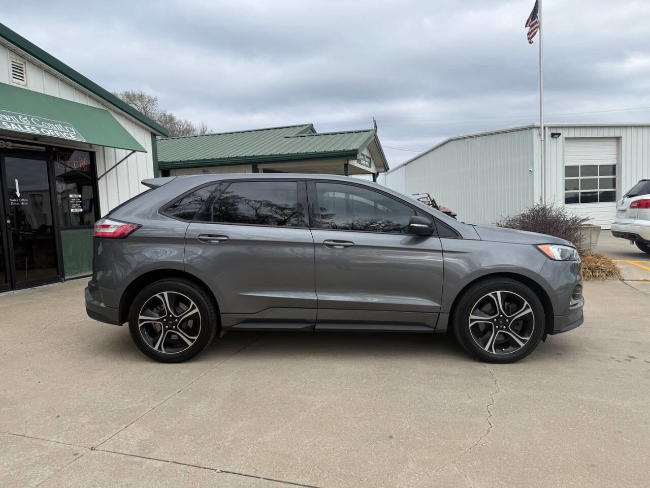 Used 2021 Ford Edge ST image 2
