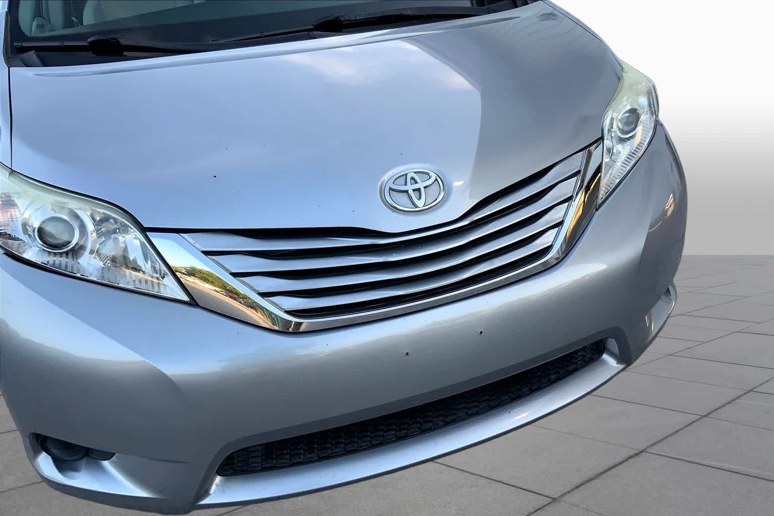 Used 2015 Toyota Sienna LE FWD image 29