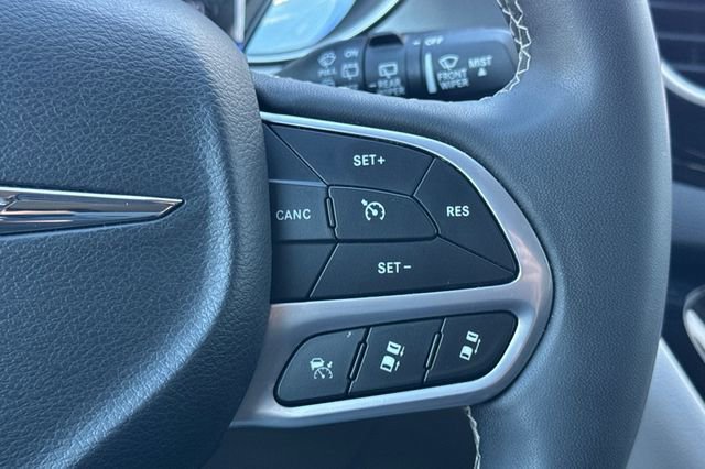 Used 2023 Chrysler Pacifica Touring-L image 38