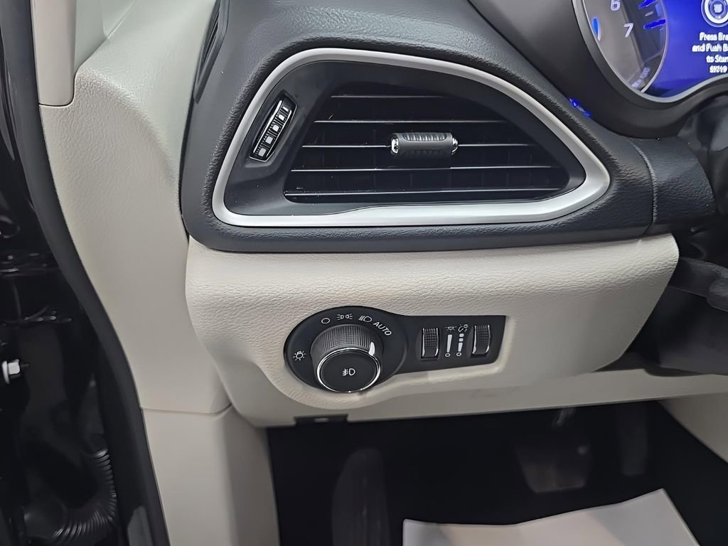 Used 2024 Chrysler Pacifica Touring-L image 11