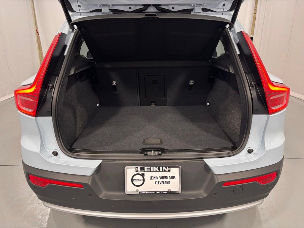 Certified 2025 Volvo XC40 B5 Core image 27