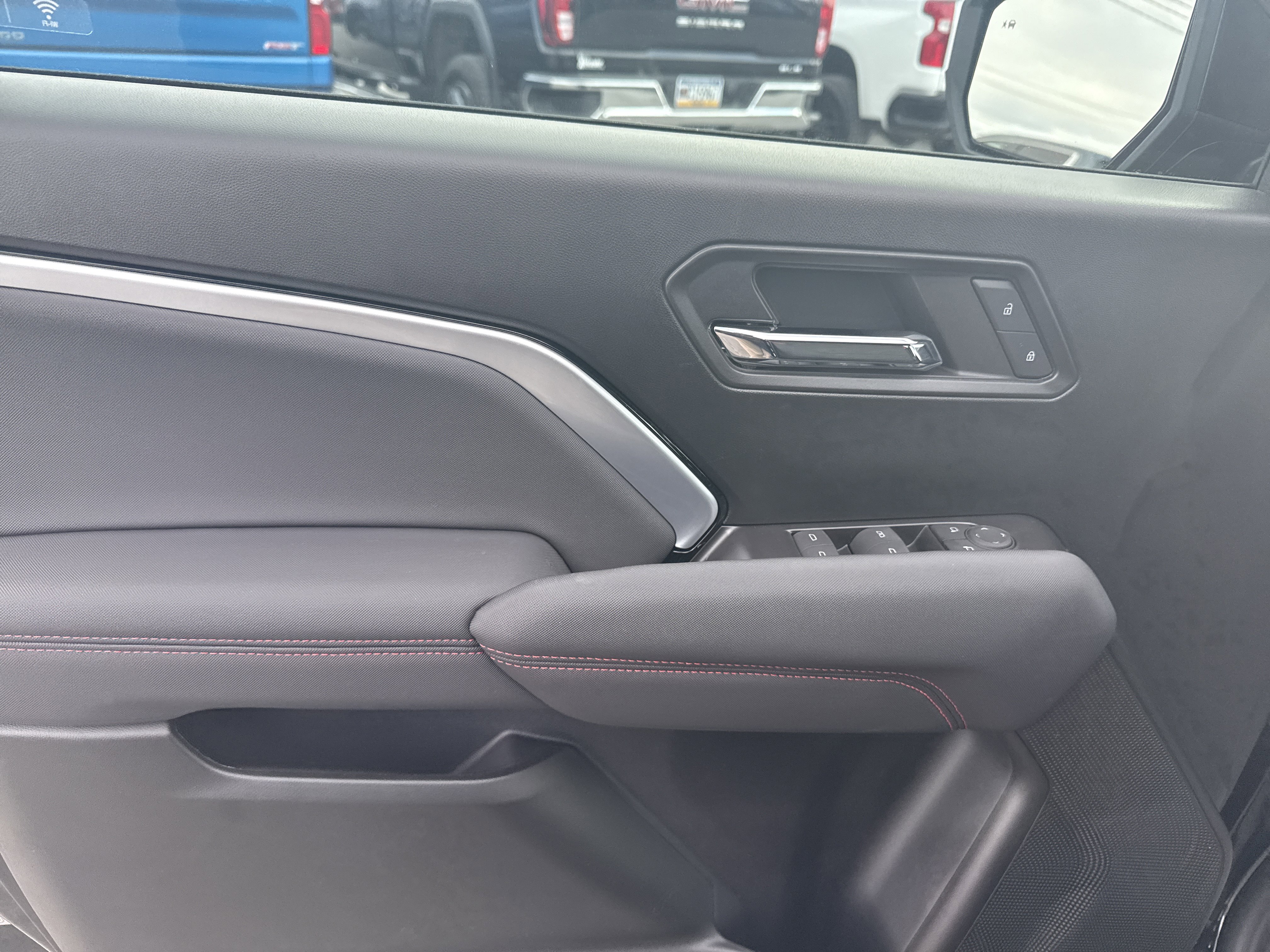 Used 2024 Chevrolet Colorado Z71 w/ Z71 Convenience Package 2 image 16