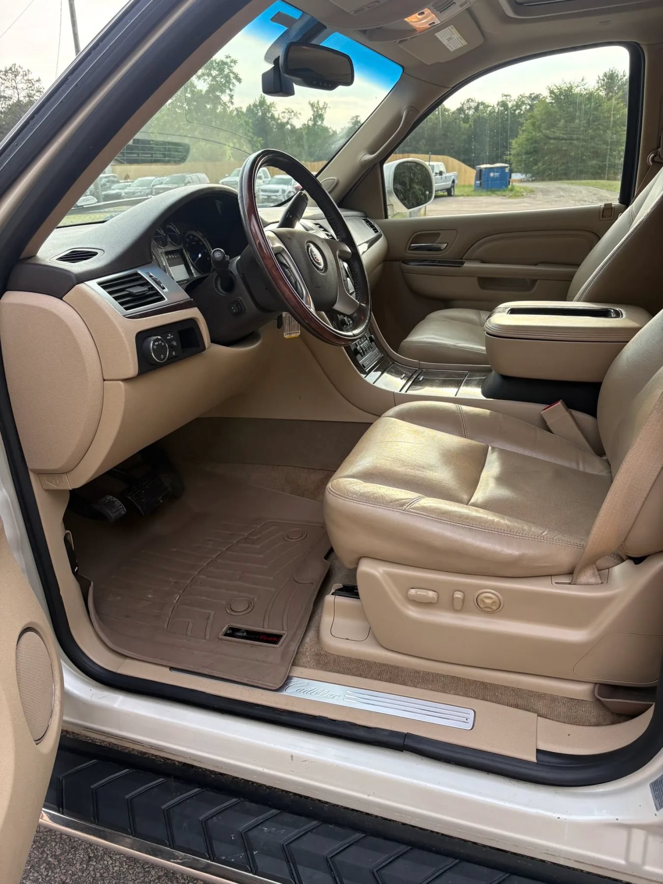 Used 2011 Cadillac Escalade Premium AWD/4WD image 11