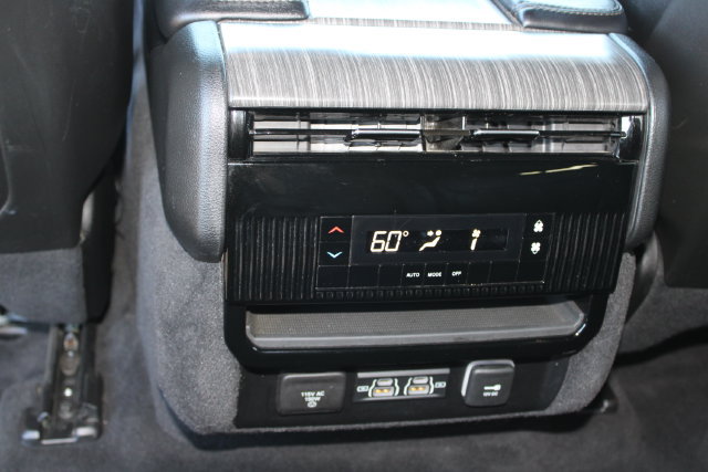 Used 2024 Jeep Wagoneer L Series II AWD/4WD image 24