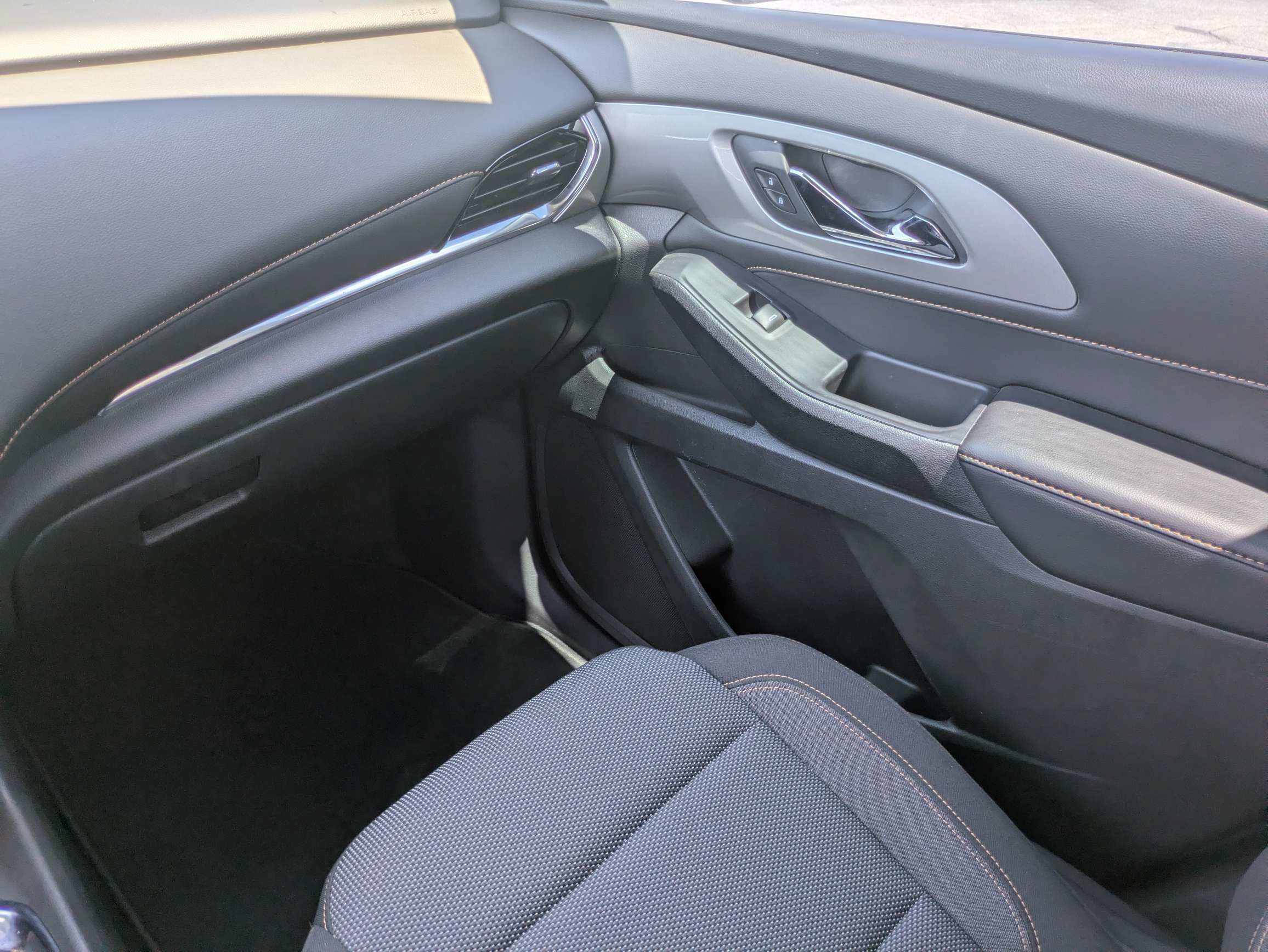 Used 2021 Chevrolet Traverse LS FWD image 12