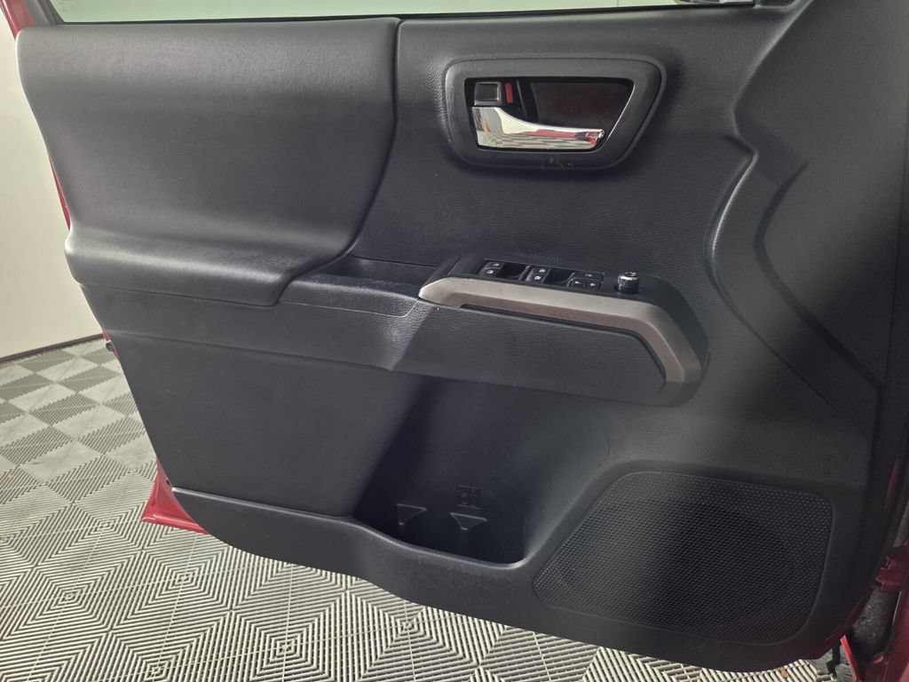 Used 2018 Toyota Tacoma TRD Off-Road AWD/4WD image 19