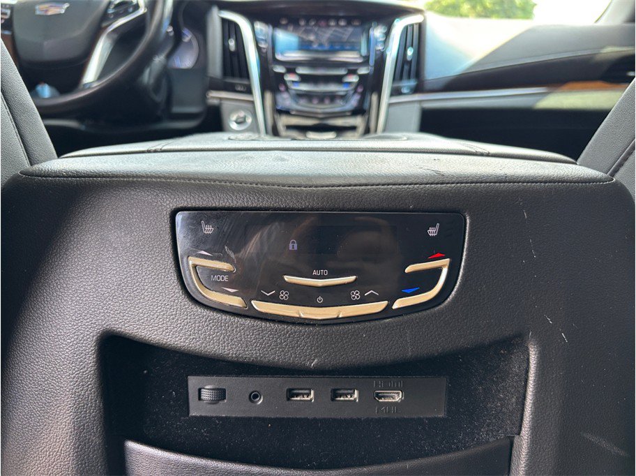 Used 2019 Cadillac Escalade Luxury w/ Escalade Sport Edition AWD/4WD image 41