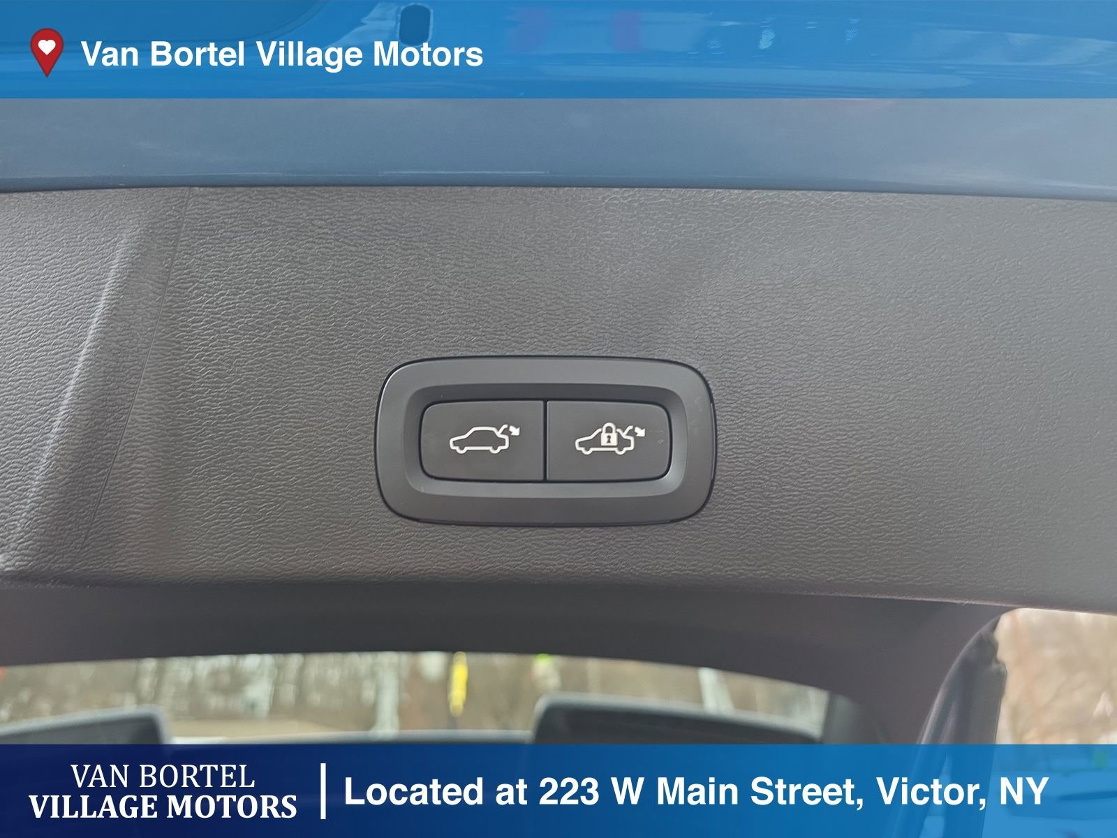 Used 2023 Volvo XC40 B5 Ultimate image 29