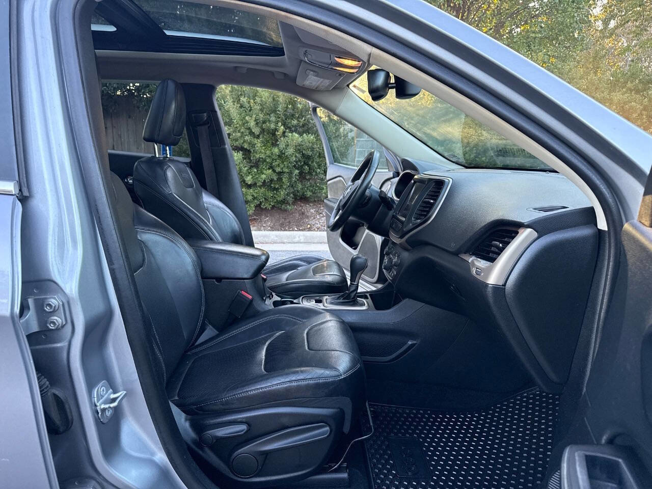 Used 2014 Jeep Cherokee Limited w/ Luxury Group image 15