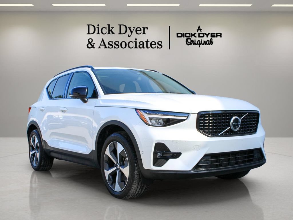 Certified 2025 Volvo XC40 B5 Plus AWD/4WD image 3