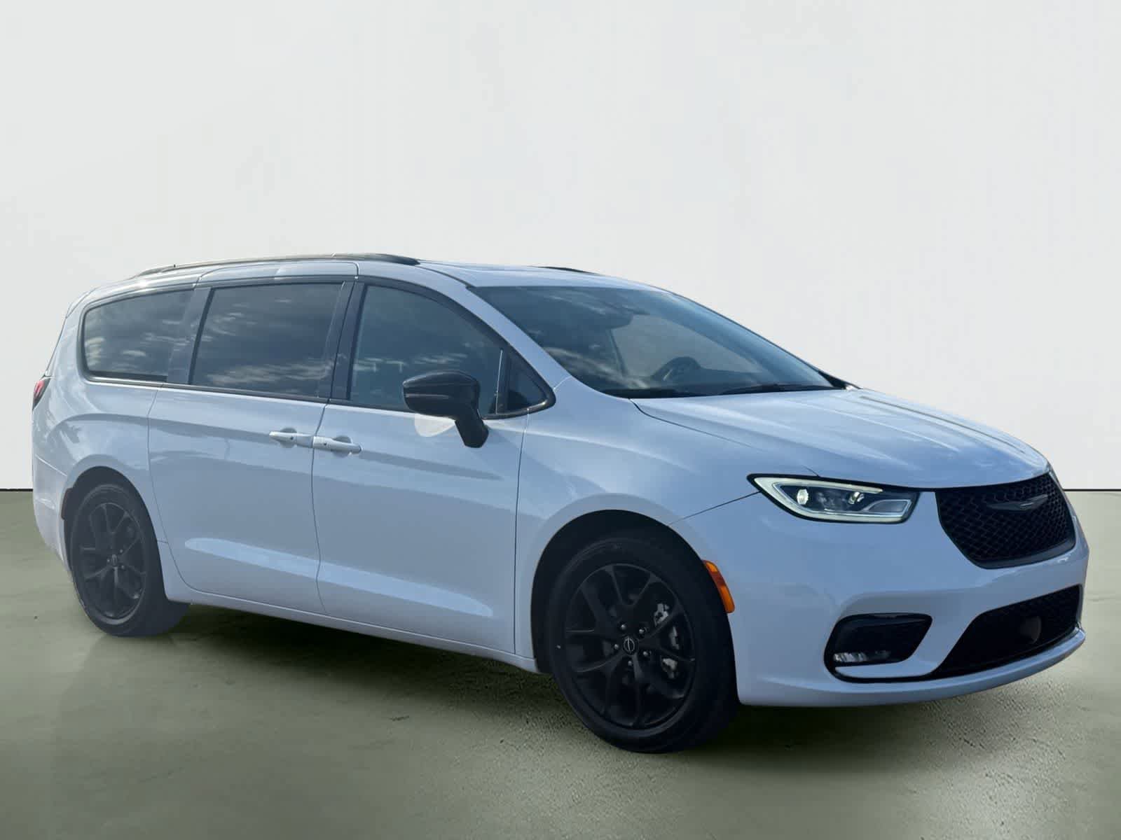 Used 2025 Chrysler Pacifica Limited image 6