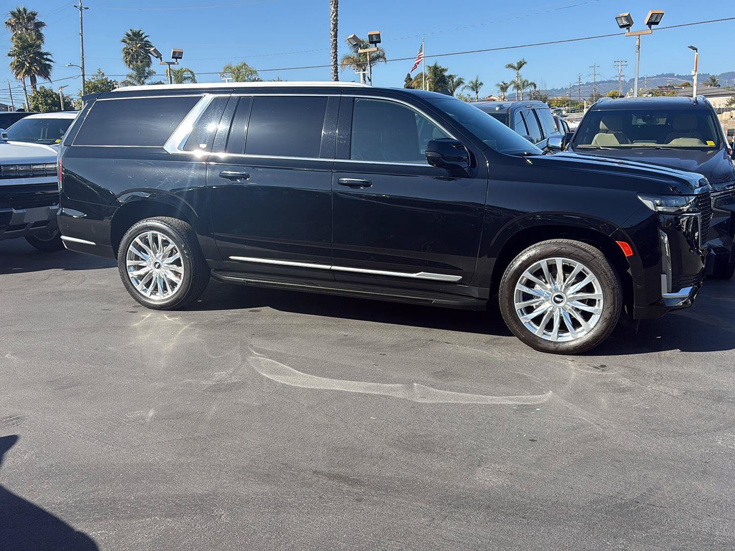 Used 2023 Cadillac Escalade ESV Premium Luxury RWD image 3