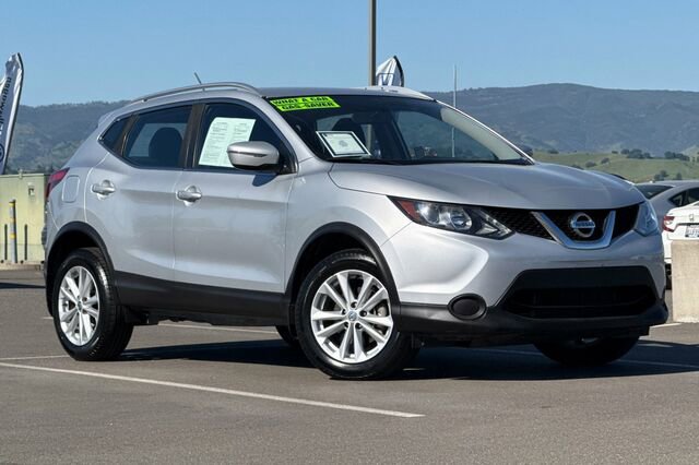 Used 2017 Nissan Rogue Sport SV image 2