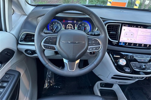 Used 2024 Chrysler Pacifica Touring-L image 17