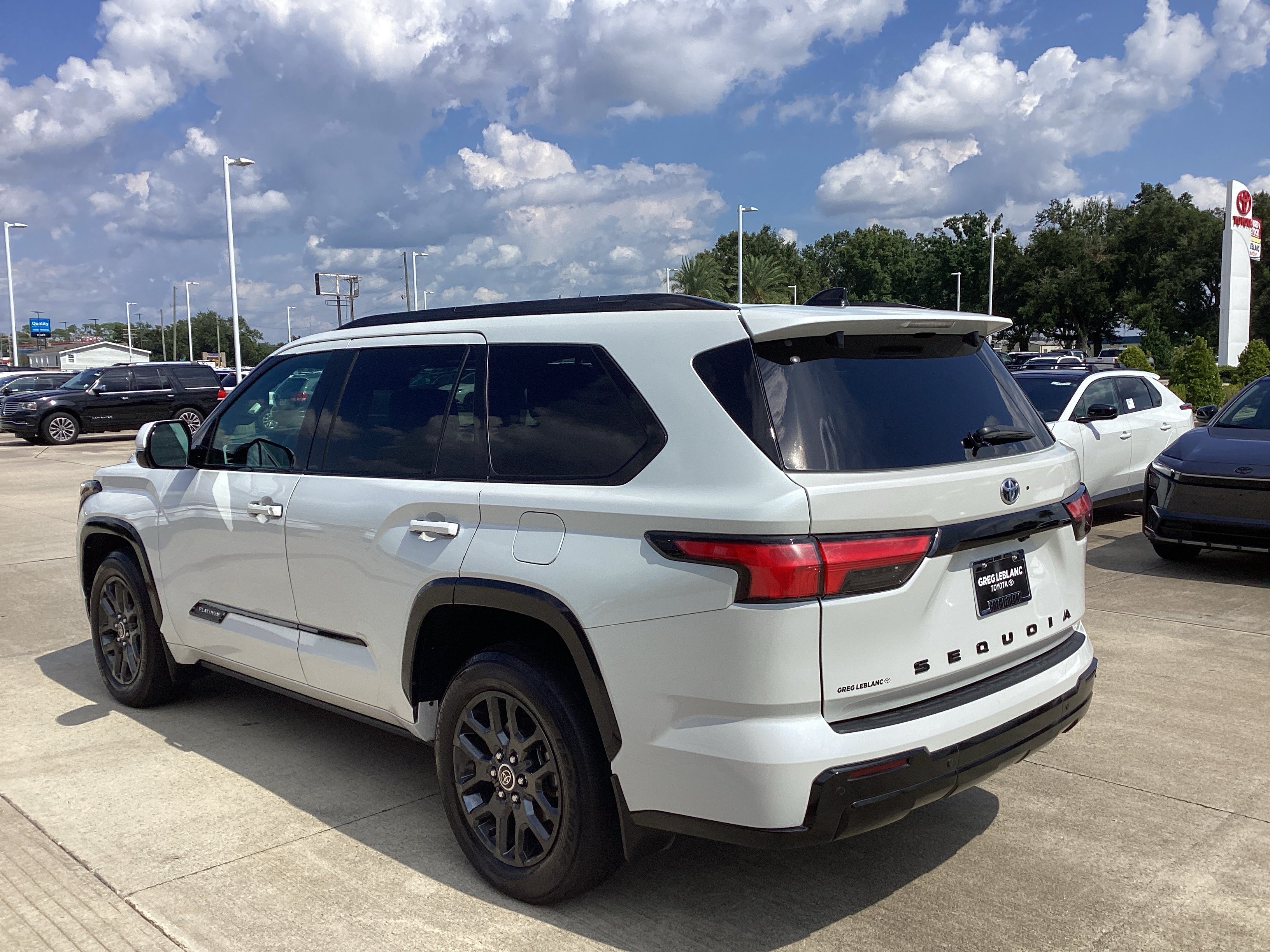 Used 2023 Toyota Sequoia Platinum AWD/4WD image 5