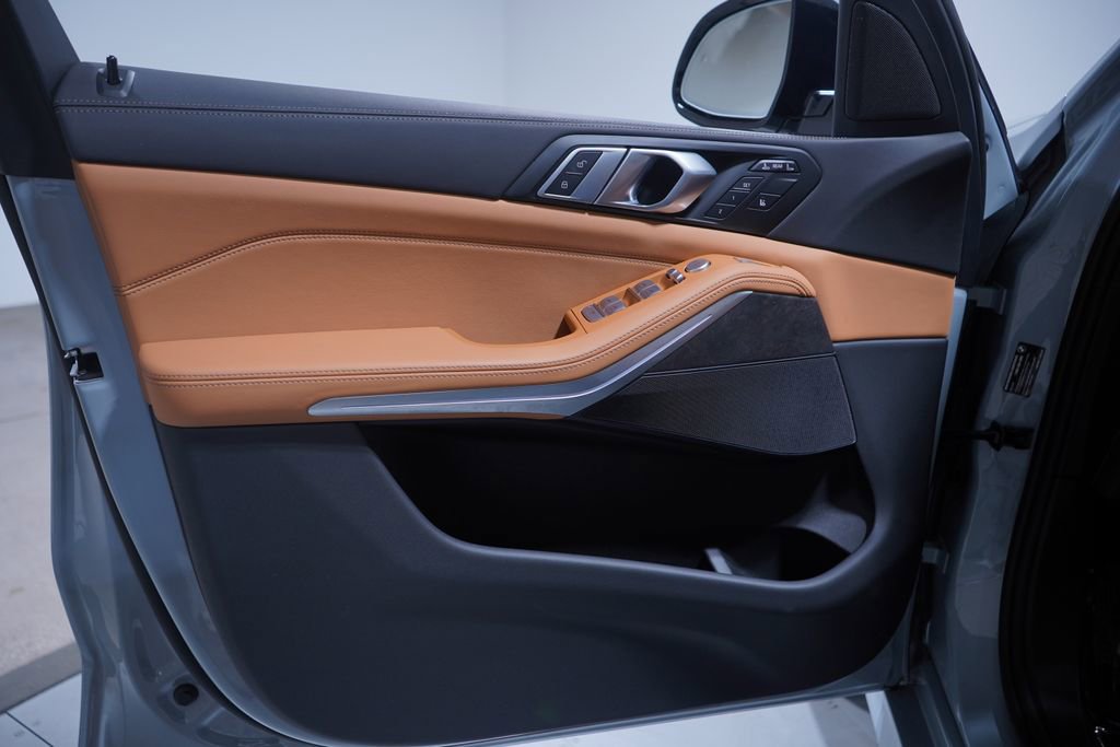 Used 2025 BMW X7 xDrive40i w/ M Sport Package image 17