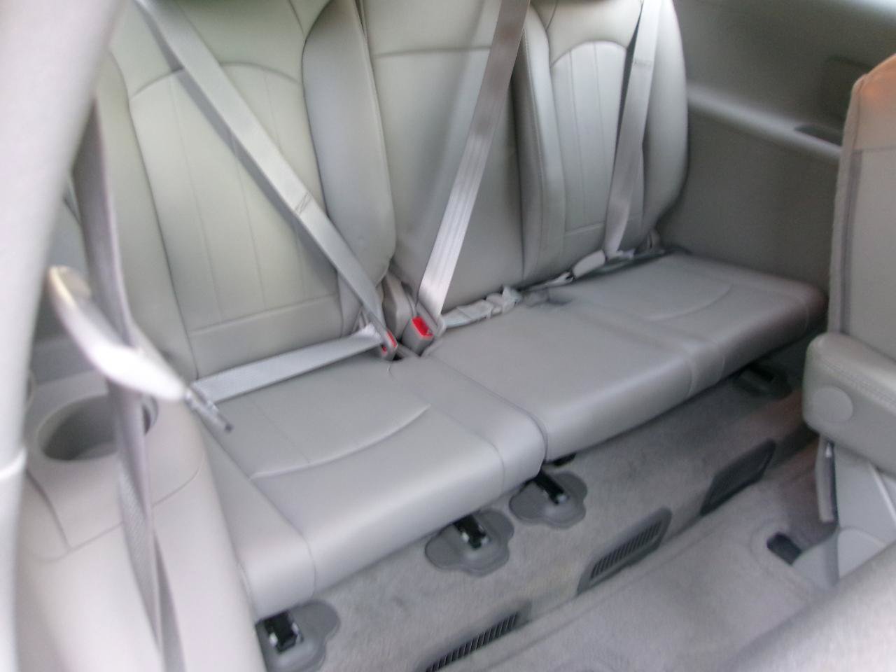 Used 2008 Buick Enclave CXL w/ Entertainment Package #2 FWD image 7