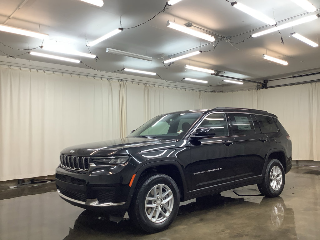 New 2025 Jeep Grand Cherokee L Laredo image 1