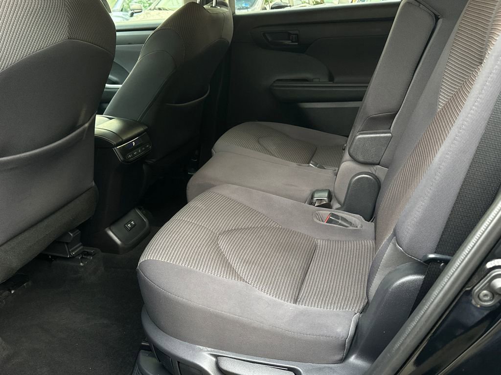 Used 2021 Toyota Highlander LE AWD/4WD image 15