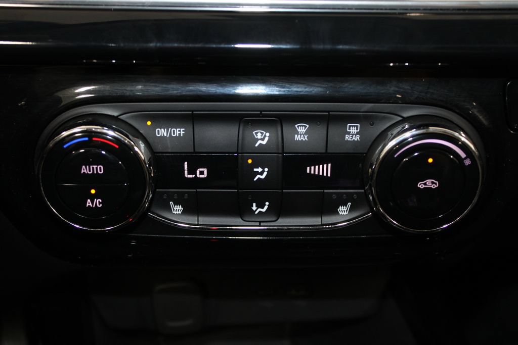 Used 2024 Chevrolet Trax ACTIV w/ Sunroof Package FWD image 40