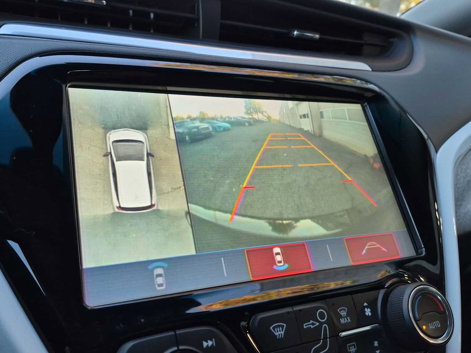 Used 2019 Chevrolet Bolt Premier w/ Infotainment Package FWD image 29