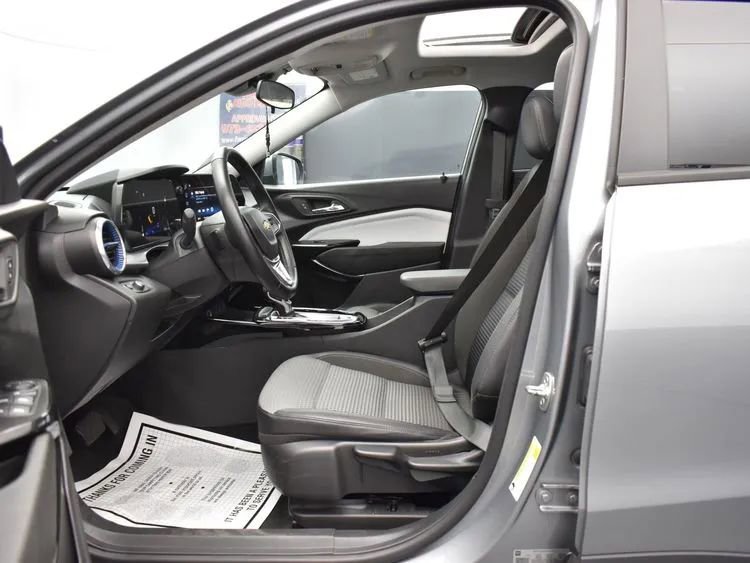 Used 2024 Chevrolet Trax LT w/ Sunroof Package image 14