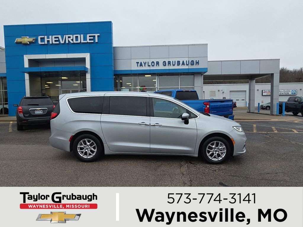 Used 2023 Chrysler Pacifica Touring-L image 1