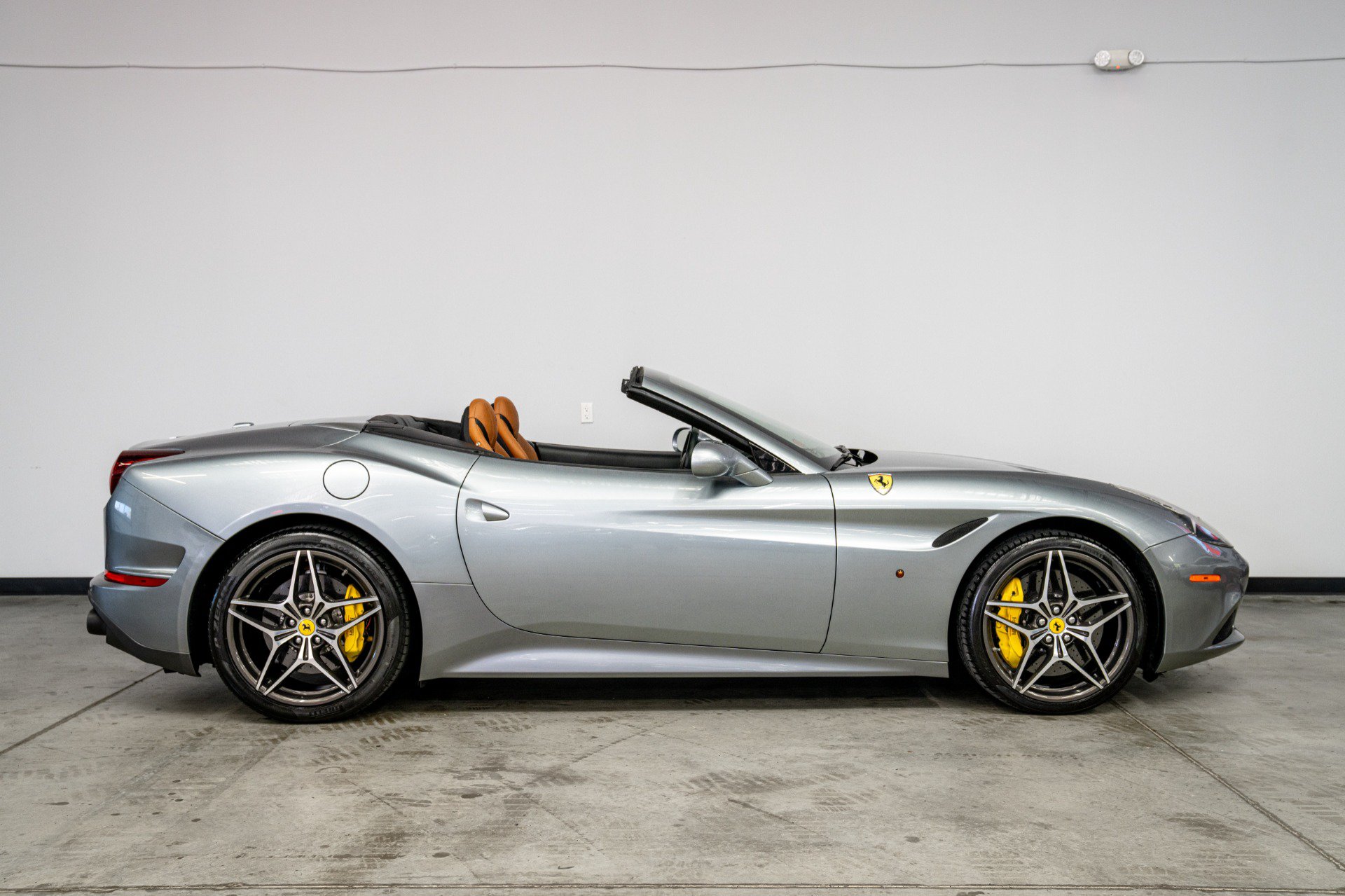 Used 2017 Ferrari California T RWD image 50