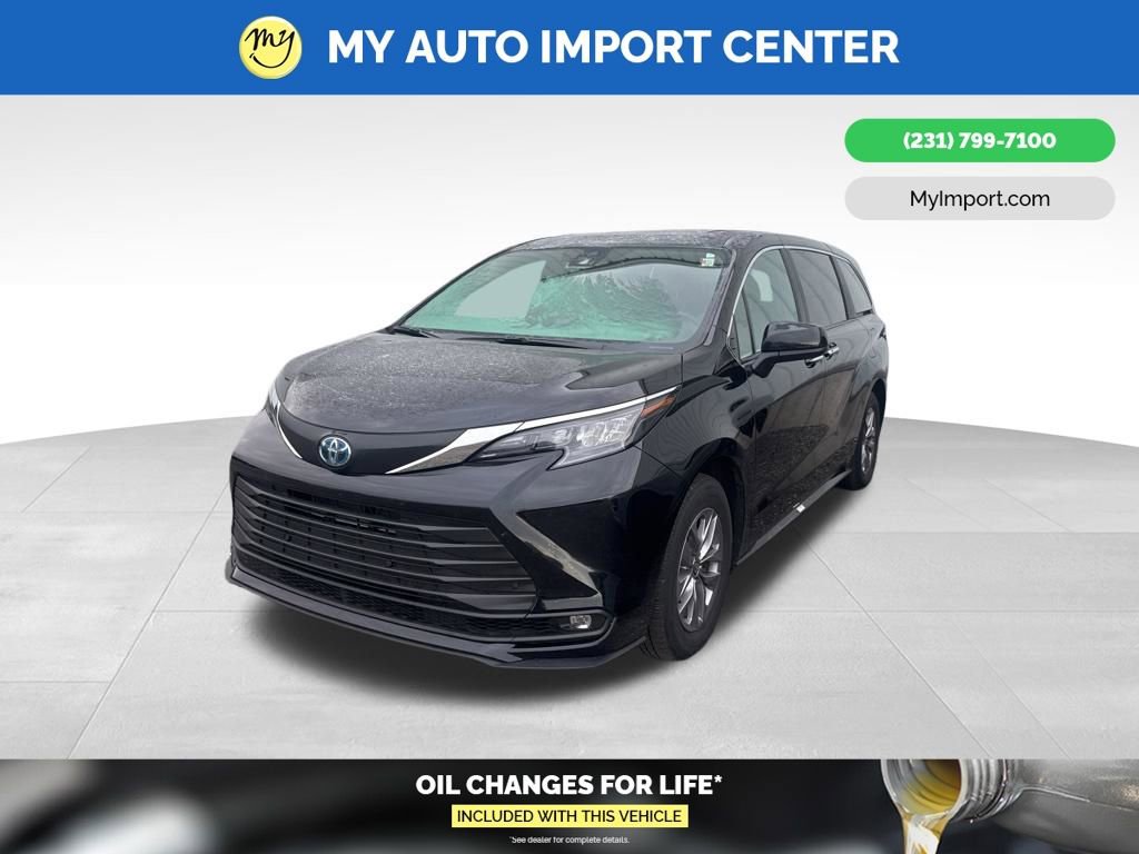 Used 2025 Toyota Sienna XLE image 3