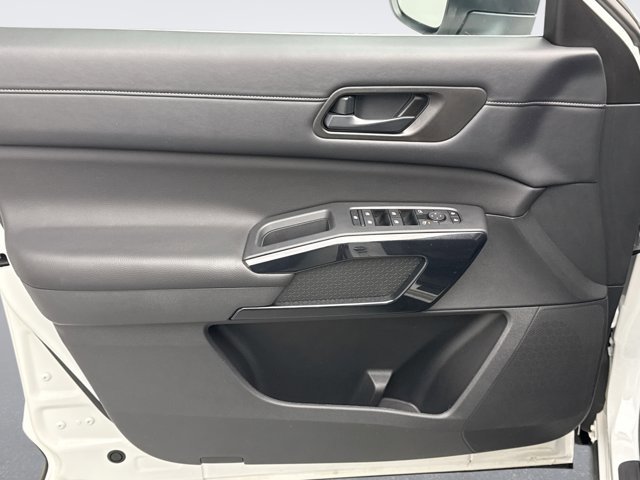 Used 2024 Nissan Pathfinder S image 9