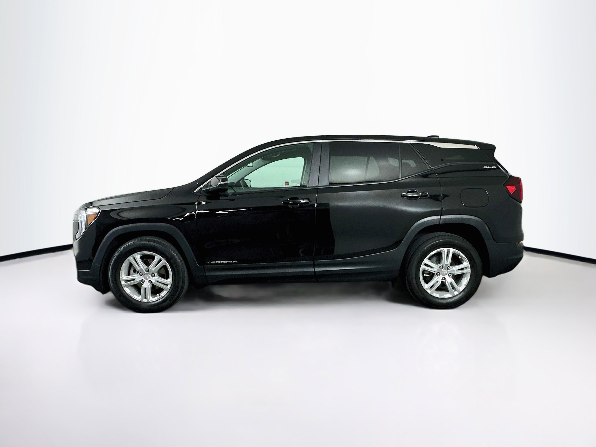 Used 2022 GMC Terrain SLE FWD image 4