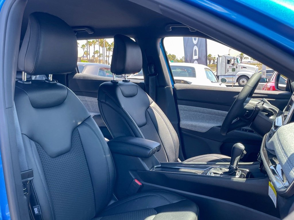 New 2025 Jeep Compass Latitude image 17