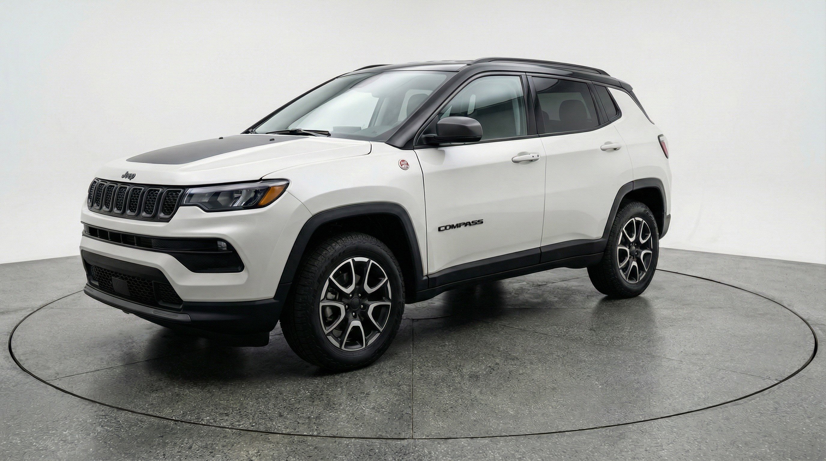 Used 2025 Jeep Compass Trailhawk AWD/4WD image 3