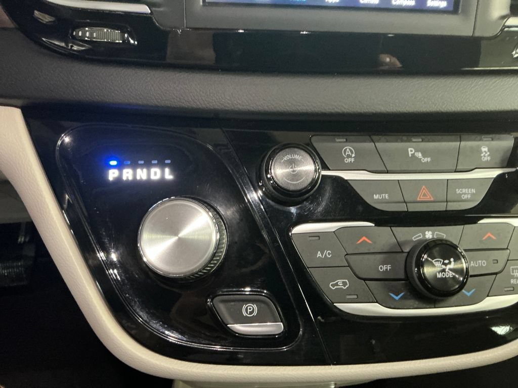 Used 2018 Chrysler Pacifica Touring Plus FWD image 24